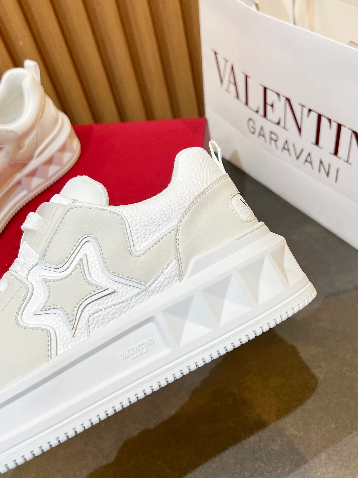 👟👟Ex-factory price 660👟👟 𝑽𝒂𝒍𝒆𝒏𝒕𝒊𝒏𝒐Valentino 𝑶𝒏𝒆𝑺𝒕𝒖𝒅 Couple casual sports shoes series Valentino 2024 new couple sports shoes are on sale. The original ZP was purchased and dismantled. Repeated pattern making and modification. I tried my best to restore it one to one! Top luxury masterpiece Signature five-pointed star design Soft and comfortable genuine leather with contrasting colors brings excellent and elegant texture and excellent on-foot comfort Top purchasing version upper: imported calfskin surface/original oil edge craftsmanship Outsole: original development 𝐓𝐏𝐔 two-color combination outsole Packaging: original configuration complete package Code number: 34-𝟒𝟓